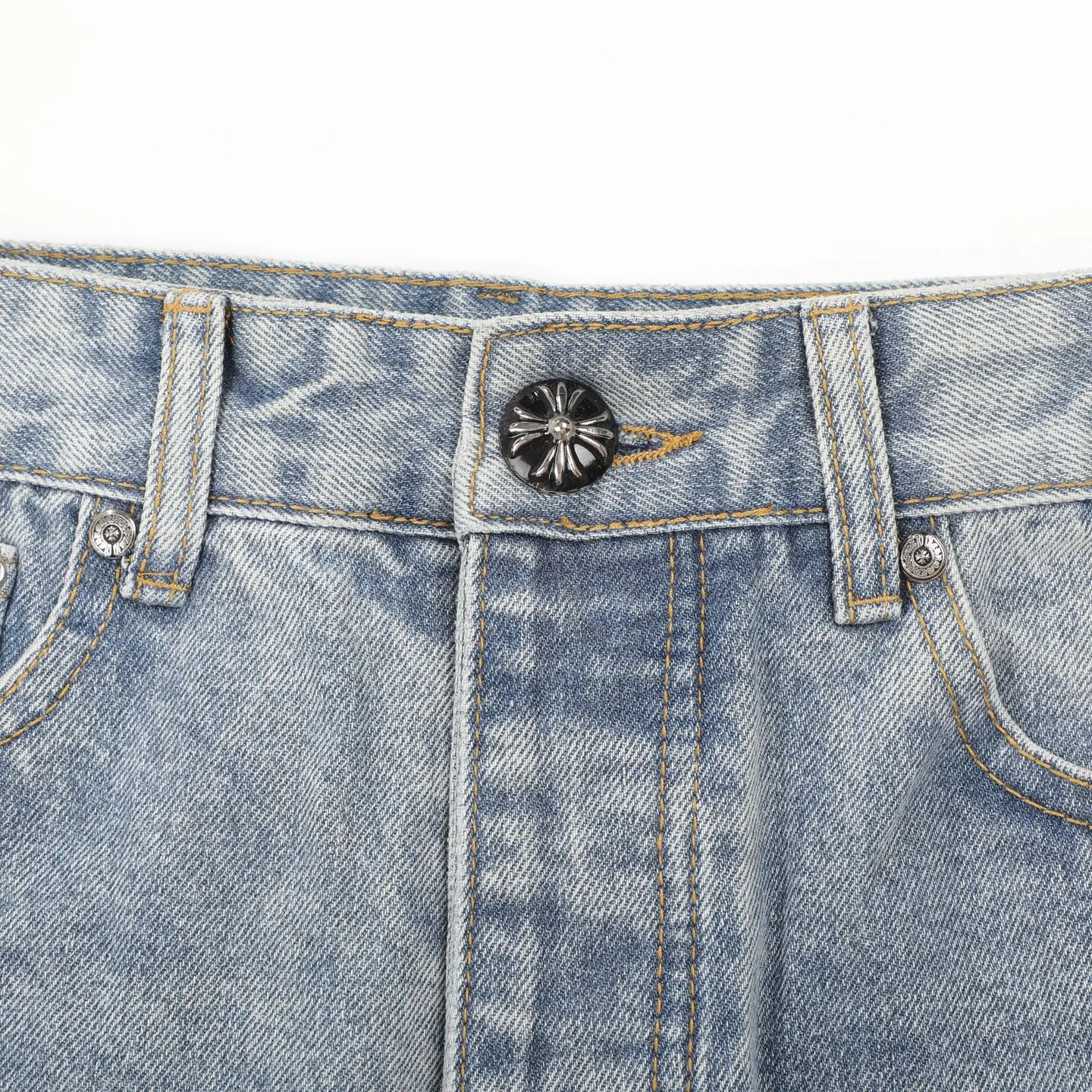P310 Ch rare co-branded top item Chrome hearts new Chrome heart patchwork patchwork cross stitching micro-flare jeans Top-notch configuration, details are invincible! ! Cleanfit has become very popular in the past two years, and Kroxin’s consistent style is particularly high-end! ! Imported Japanese woven fabric ready-made clothes, genuine leather Crocodile leather labels and waist cloth leather tags are sewn on. The overall process is very cumbersome. The buttons on the trousers fly, rivets, back pockets, and metal decorative plates are all custom-made from molds. After they are finished, they are distressed to create a very effective effect. It has a vintage taste, and has been used by all kinds of big-name European and American celebrities. Kenijima’s cleanfit style has become popular all over the world. Top-grade hardware, pay attention to my detailed photos, the buttons are all detachable, and they are made of 925 engraved silver! ! Match as you like, suitable for both men and women ✔️✔️ Color: Blue Size: S M L XL